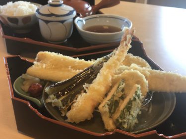 【天ぷら楓】こだわりの食材で作る天ぷらはお皿からはみ出るボリュームで食べ応え抜群！テイクアウトもOK